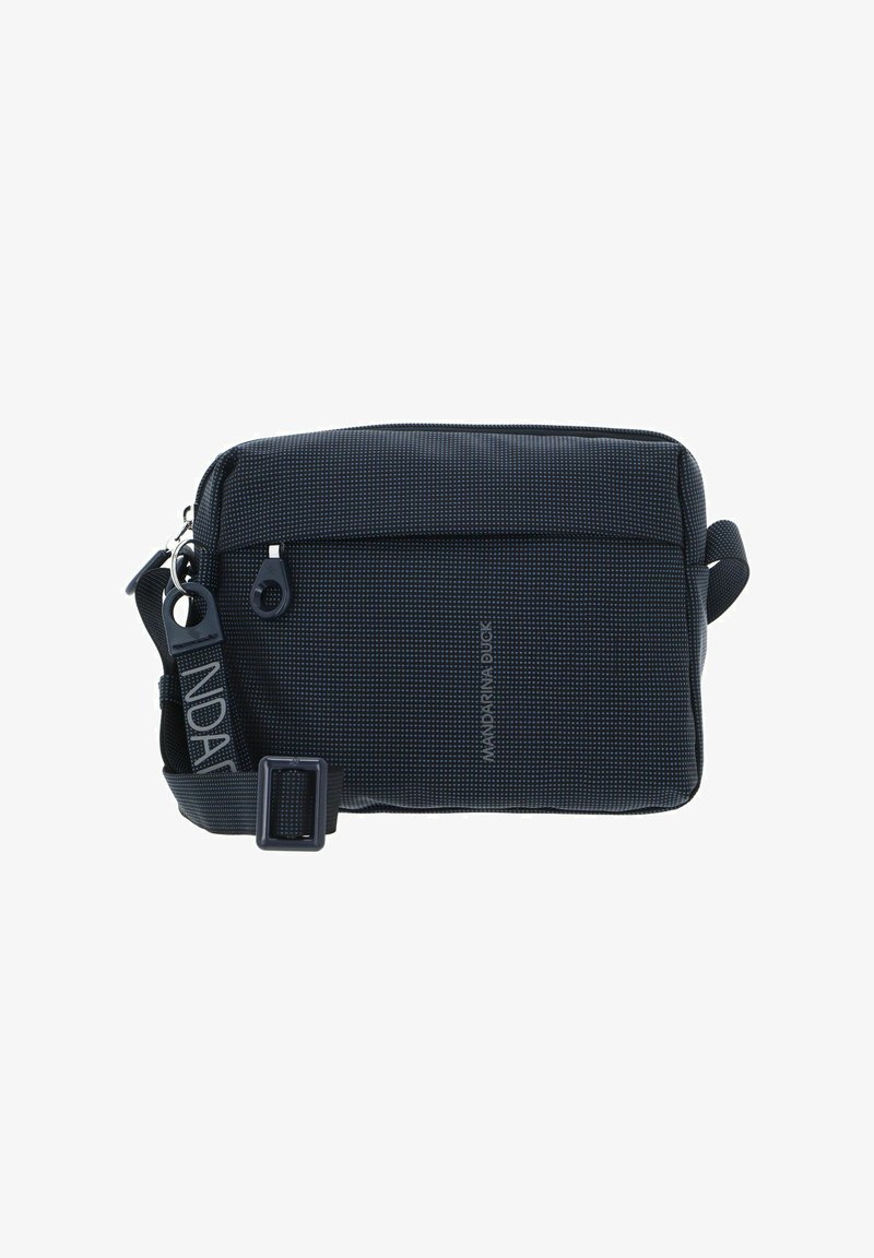 Borsa in tessuto nero con finitura strutturata, dotata di chiusura con zip, tracolla regolabile e tasca frontale dal design minimalista.