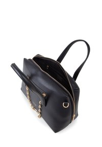 Zwarte lederen schoudertas met een gestructureerde afwerking, ritsopening, dubbele handgrepen en een gouden kettingaccent. Interieur zichtbaar met vakken.