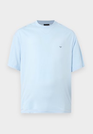 Ανοιχτό μπλε κοντομάνικο T-shirt με στρογγυλή λαιμόκοψη και μικρό μαύρο λογότυπο στο αριστερό στήθος, απεικονισμένο σε απλό λευκό φόντο.