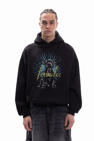 Fekete kapucnis pulóver, amelyen kutyás grafika látható színes sugarakkal és a "favela" szó sárga betűkkel. Puha anyagból készült, elülső zsebbel.