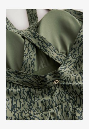 Olivově zelené plavky s texturovaným, abstraktním vzorem. Mají křížové ramínka a malý zlatý kovový detail na spodní části.