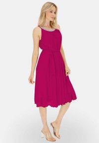 Fuksjowa sukienka bez rękawów z marszczoną talią, ozdobnym kołnierzem i swobodną spódnicą. Gładki materiał z delikatnym drapowaniem i falbaniastym dołem.