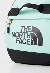 The North Face BASE CAMP DUFFEL S UNISEX - Holdall - indigo plum/bright foam papaya