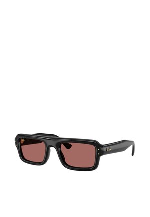 Gafas de sol rectangulares negras con montura gruesa y lentes de color rojo oscuro, con pequeños detalles dorados y un logo en las patillas.