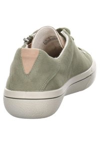 Zelené semišové tenisky s bílou gumovou podrážkou, které mají světlý akcent na patě a šněrovací design pro snadné obouvání.
