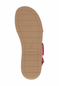 Rózsaszín szandál, texturált gumitalppal, lapos alappal, tapadós mintázattal, és domború "CAPRICE" felirattal, 37-es méretben.