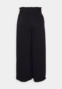 Svarta vida byxor med en samlad elastisk midja, tillverkade av ett smidigt och lätt tyg. Har en avslappnad passform.