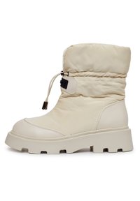 Botas de tobillo beige con parte superior de tela acolchada, cuello acolchado, detalle de cordón y suela de goma gruesa y texturizada.