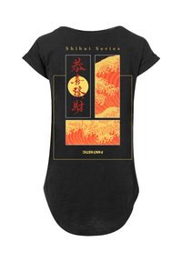 Schwarzes T-Shirt mit einem grafischen Design, das orange Wellen und roten japanischen Text auf der Rückseite zeigt. Der Text enthält "Shibui Series" und "FANTASTIC".