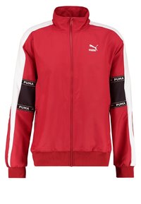 Chaqueta roja con cremallera y alto cuello, detalles en las mangas en blanco y una banda negra con el logo "PUMA". Tela sintética suave. Puños y dobladillo acanalados.