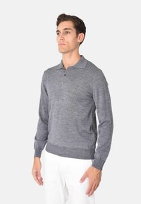 Maglione polo grigio a maniche lunghe con colletto, patta a quattro bottoni e polsini e orlo a coste. Realizzato in materiale morbido e testurizzato.