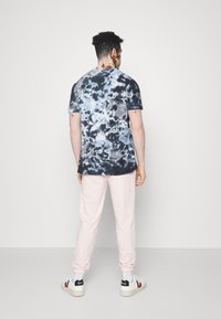 Brave Soul MONTE - T-shirt estampada - blue/white/navy