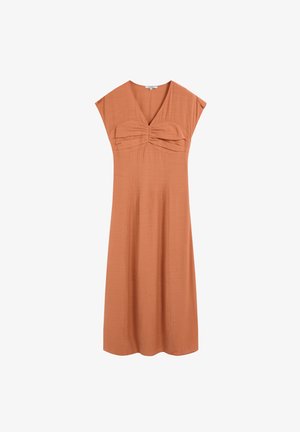 Midi-Kleid in Rostfarbe mit V-Ausschnitt, kurzen Ärmeln und plissiertem Detail über der Brust, das eine lockere, fließende Passform aufweist.
