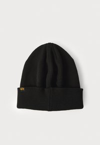 Gorro de punto negro con dobladillo, con textura de canalé vertical y una pequeña etiqueta de logo con un acento amarillo.