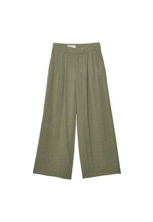 Pantalon large vert olive avec plis, passants de ceinture et poches latérales, réalisé en tissu texturé.