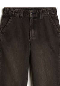 Jeans de mezclilla de color marrón oscuro con un acabado texturizado, que cuentan con un cierre de botón, cinco bolsillos y costuras en contraste a lo largo de las costuras.