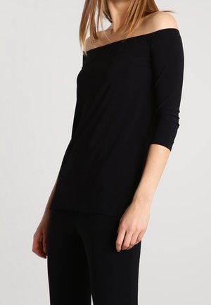 Sorte off-shoulder top med trekvartærmer, lavet af glat materiale, med en afslappet pasform og et enkelt, elegant design.