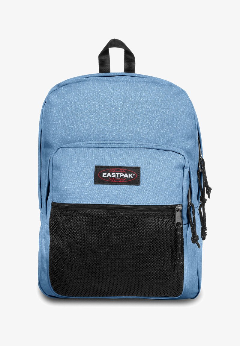 Jasnoniebieski plecak o teksturowanym wykończeniu, z czarną siateczkową przednią kieszenią, podwójnymi zamkami błyskawicznymi i uchwytem do noszenia na górze.