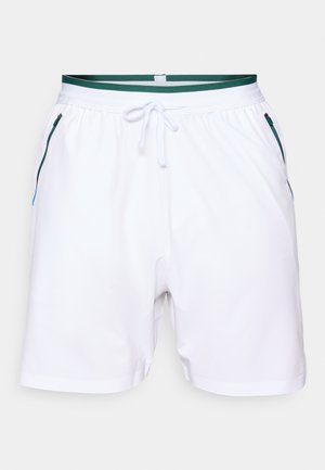 Weiße Sportshorts mit einem grün gestreiften Bund, kontrastierenden blauen Reißverschlusstaschen und einer glatten Textur. Reguläre Passform.