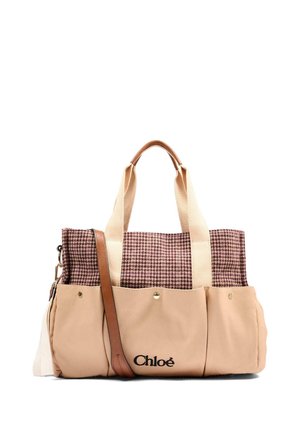 Borsa a mano a quadretti beige e rosa con doppie maniglie in tessuto, tasche frontali e tracolla regolabile marrone, marchiata con il testo "Chloé".