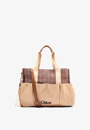 Beżowo-różowa torebka w kratę z podwójnymi materiałowymi uchwytami, przednimi kieszeniami oraz regulowanym, brązowym paskiem na ramię z logo "Chloé".