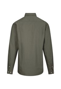 Langermet skjorte i olivengrønt stoff, med krage, knappelukking ved mansjettene, og en glatt, teksturert overflate. Vist bakfra.