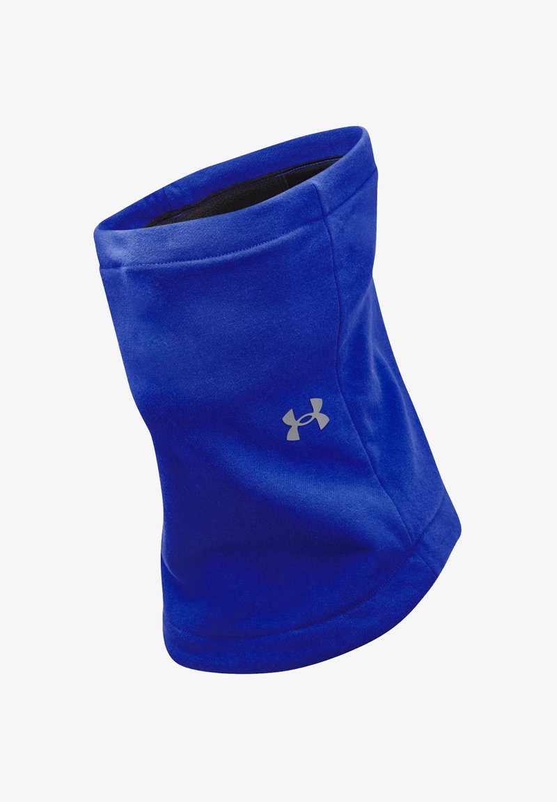 Blauwe nekwarmer van zacht materiaal, met een gladde textuur, een afgeronde bovenkant en een klein zilveren logo op de voorkant.