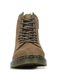 Stivaletti in suede marrone con punta rotonda, cuciture gialle in contrasto e suola in gomma testurizzata. Presentano una cerniera verticale e un laccio frontale.