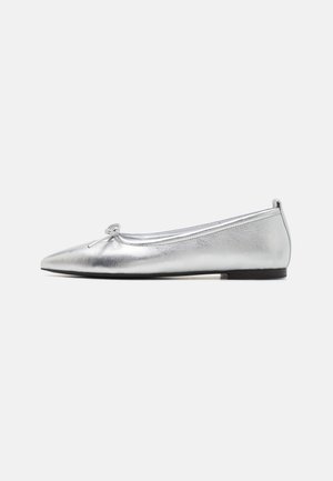 Ballet flat métallique argenté avec un bout pointu, détail de nœud, texture lisse et semelle en caoutchouc noir à profil bas.