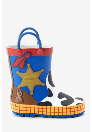 Botte de pluie pour enfants conçue comme une tenue de shérif avec le dessus bleu, un cactus marron, un badge de shérif jaune, des finitions rouges et un bout imprimé vache.