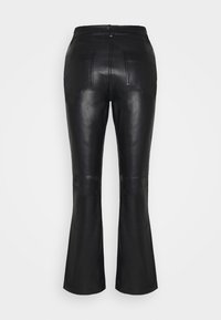 Pantalon évasé en cuir noir avec une texture lisse, doté de deux poches arrière et d'une taille ajustée.