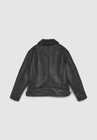 Giacca nera in ecopelle con colletto in montone sintetico, texture a coste e dettagli di cucitura. Presenta un retro taglio dritto e pattine laterali regolabili.