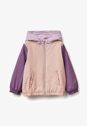 Chaqueta ligera con capucha que presenta un cierre de cremallera en la parte delantera, un cuerpo de color rosa pálido y mangas moradas con puños elásticos y bolsillos laterales fruncidos.