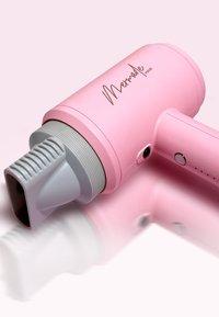 Vaalea hiustenkuivaaja, jossa on tyylikäs muotoilu, harmaa suutin, ergonominen kahva, säätönapit ja logo, jossa lukee "Mermade Hair."