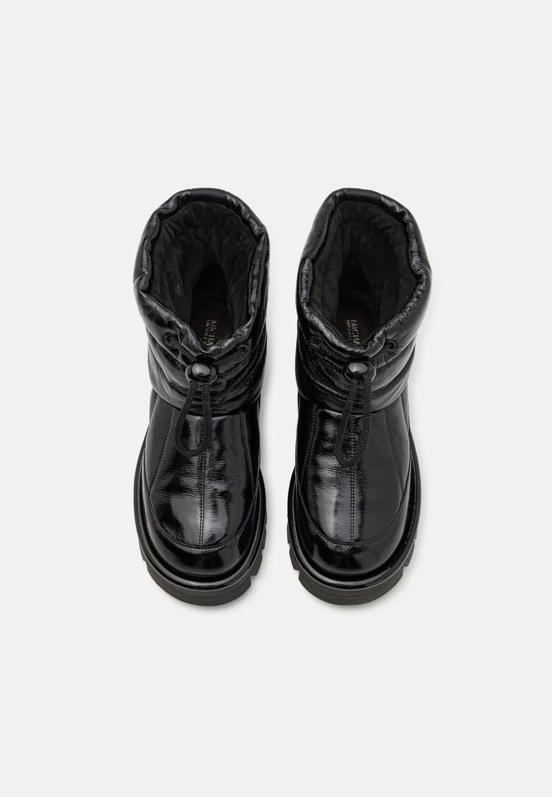 Stivaletti neri alla caviglia con una finitura lucida e texture, colletto arricciato e dettaglio con lacci. Suola spessa con un motivo di battistrada robusto.