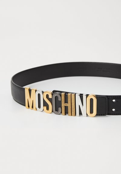 Sort læderbælte med fremtrædende metalliske bogstaver, der staver "MOSCHINO" i guld, sølv, grå og mat finish, med en glat tekstur.