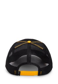 Gorra de camionero de malla negra con cierre de plástico amarillo. Presenta costuras amarillas en la parte superior y un botón redondo amarillo en la parte superior.