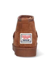 Bruine suède laars met een hoog enkelontwerp, beschikt over een gewatteerde kraag, bruine rubberen zool en een merklabel op de achterkant.