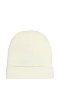 Beanie bianco lavorato a maglia con una finitura morbida e testurizzata. Presenta un risvolto e una forma arrotondata nella parte superiore per calore e comfort.