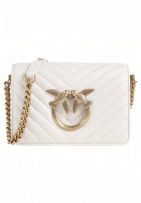 Borsa a mano in pelle bianca trapuntata con tracolla a catena dorata, caratterizzata da un anello circolare con due figure di uccelli sul davanti.