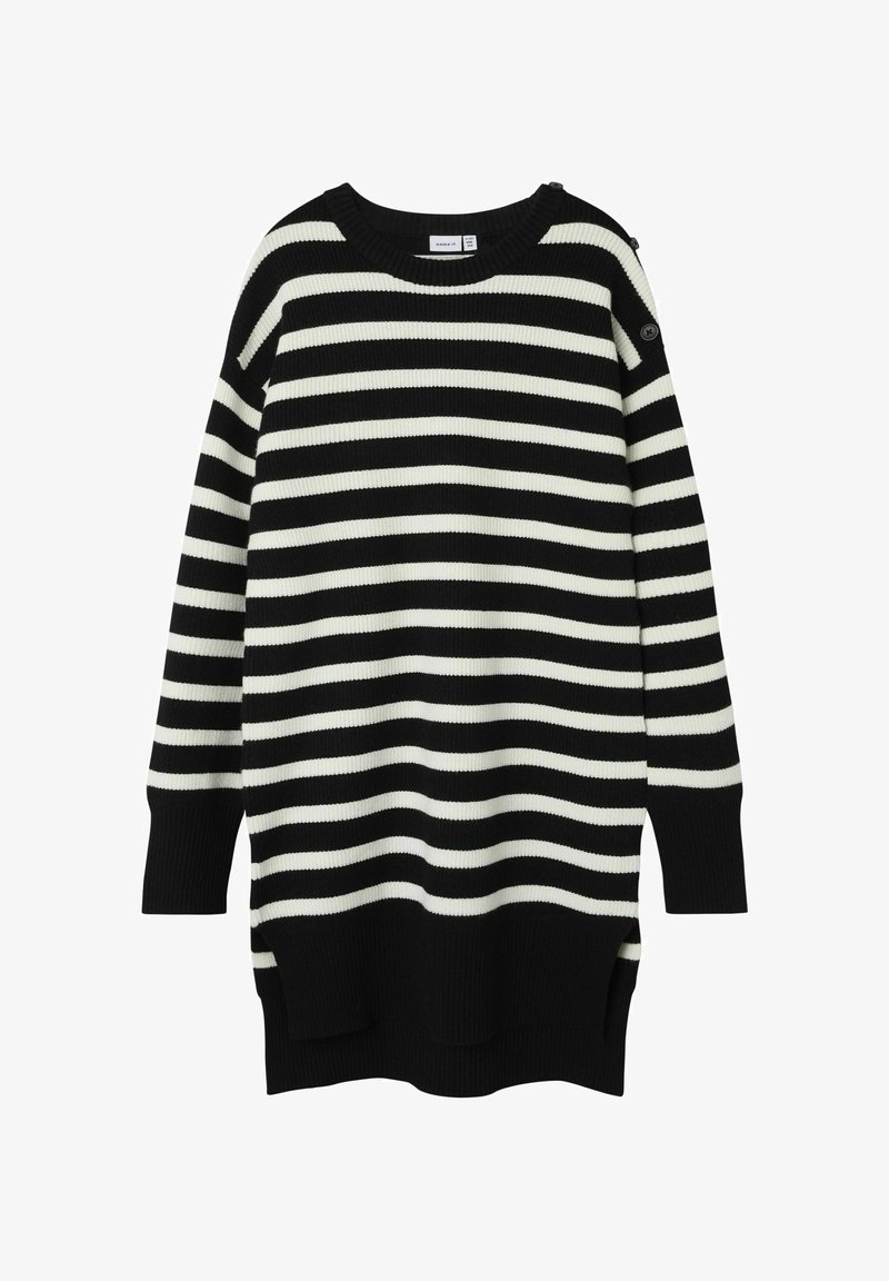 Pull ample à rayures noires et blanches avec texture côtelée, col rond, fentes latérales et boutons sur les épaules pour les détails.