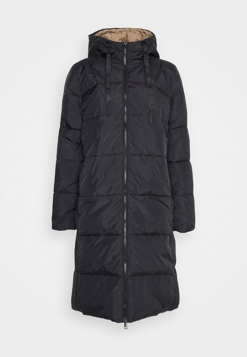 Long manteau d'hiver noir matelassé avec capuche, fermeture éclair à l'avant et doublure marron à l'intérieur de la capuche, présenté sur fond blanc.
