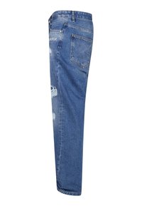 Un jean en denim bleu clair avec une coupe décontractée, des détails déchirés à l'avant et deux poches arrière. Logo brodé sur la ceinture.