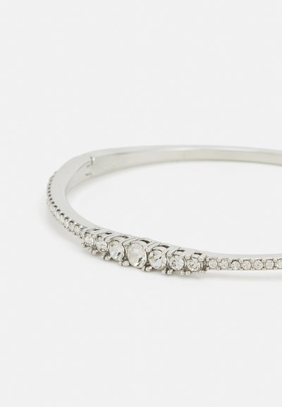 Silbernes Armreif-Bangle mit einer Reihe klarer runder Kristalle auf einer Seite, mit einer glatten, polierten Oberfläche.
