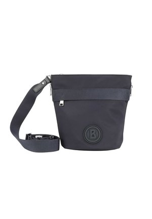 Czarna, miękka torba typu bucket z teksturowanej tkaniny, pionowym paskiem akcentującym, regulowanym paskiem oraz okrągłym detalem z logo z przodu.