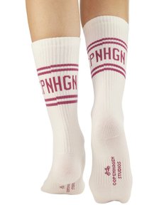 Calcetines blancos con rayas maroon y texto "CPNHGN", con suelas texturizadas y marca en la parte inferior.