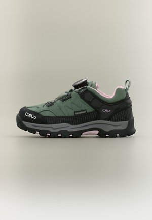 Chaussure de randonnée imperméable verte et noire avec intérieur rose, semelle durable et fermeture à lacets à réglage par cadran sur fond neutre.