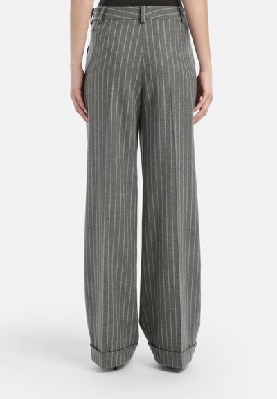 Široke hlače iz sivega blaga z svetlimi črtami. Imajo pas z zankami za pas in preklopne manšete na gležnjih.