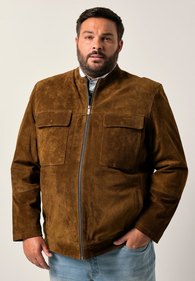 Braune Wildlederjacke mit einem Reißverschluss, zwei Brusttaschen, einem hohen Kragen und einer lockeren Passform. Glatte Textur und robustes Design.