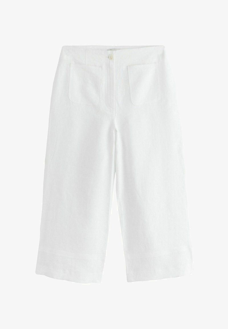 Shorts blancs mi-genoux avec poches plaquées à l'avant, fermeture par bouton et coupe jambes larges, présentés à plat sur un fond blanc.